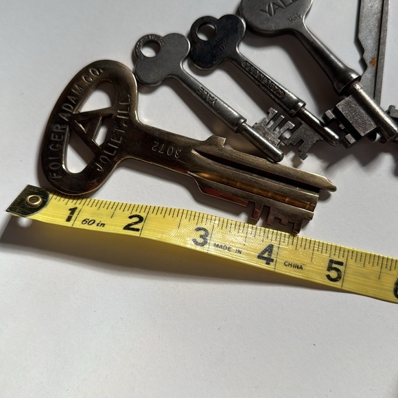 Set of 6 Vintage Keys - Picture 4 of 4